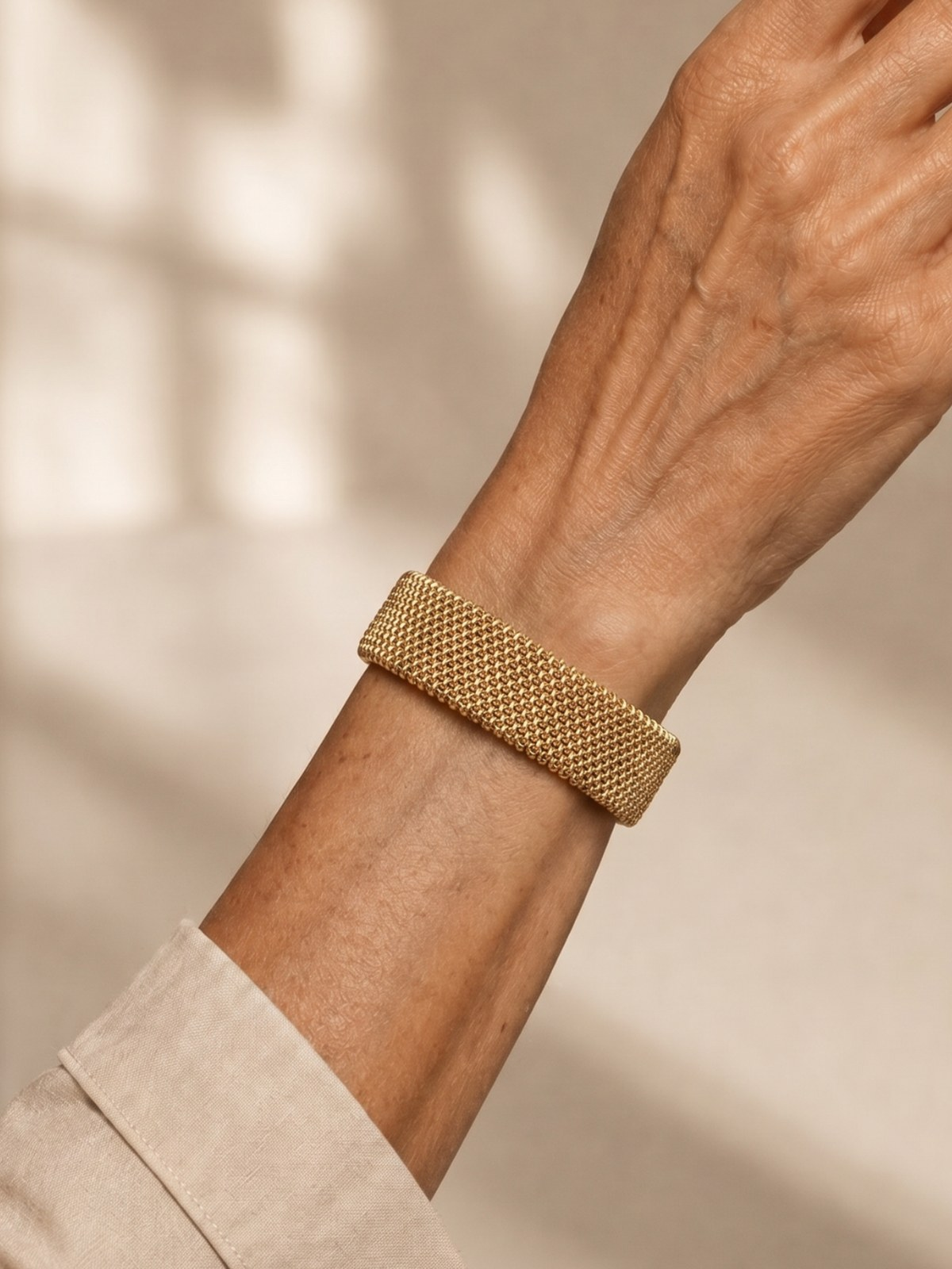 Aumen | Wide open woven-mesh bangle